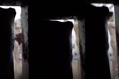 门缝隙偷窥隔壁小媳妇洗完香香出来擦身子