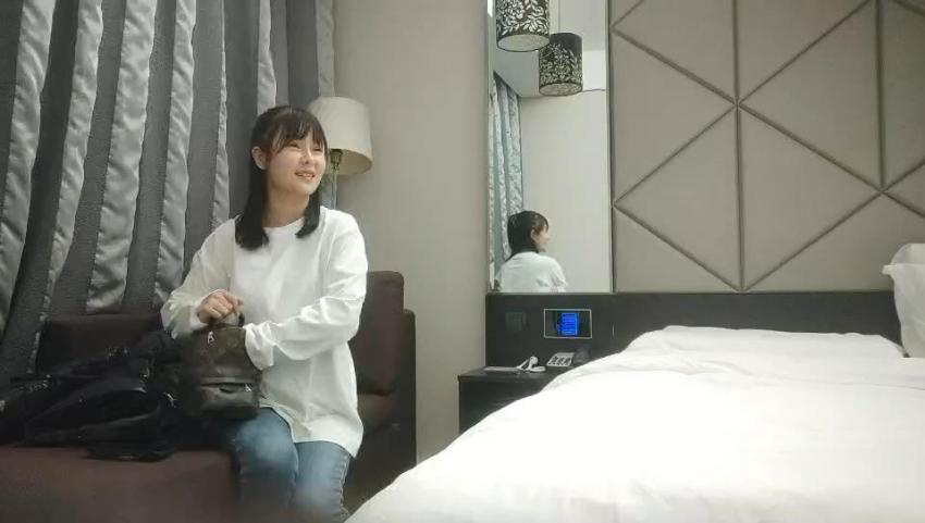 草莓修车 - 白衣清纯乖巧小妹 ,舌功一流 ,后入爆操大屁股