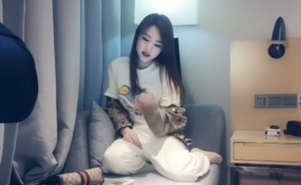 古奇小姐姐_深喉口交活很不错,骑乘抽插正入猛操