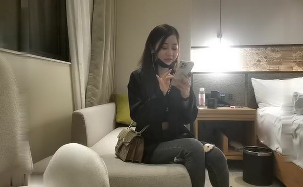 舞蹈系学妹就地过年,出来背着男友兼职,蜂腰翘臀美腿,一顿输出爽到高潮