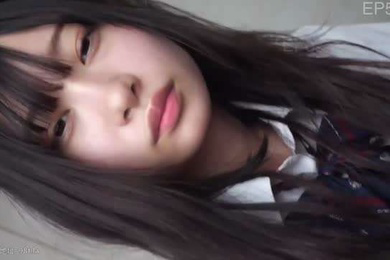 刚放学的学生妹帮忙打飞机