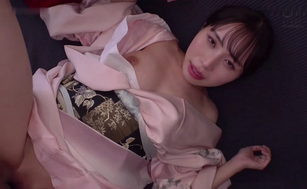 お客様には決して見せない、着物で隠れた純白Gカップと淫らな人妻セックス 料亭の美人女将 佐野秋帆（28）AVデビューUncensored-EYAN-208