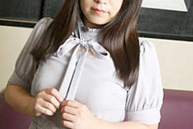 有人向我介绍了一个看似漂亮但调皮的素人女孩,她有很多性朋友。绀野青