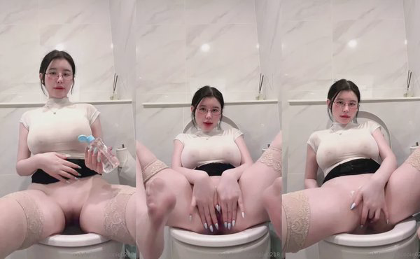 Cocopie0218s Quick Pussy Rub In The Toilet