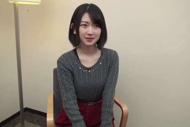 19岁的超级美无敌清纯短发美眉，穴太嫩太紧了，大叔只能插入一小半内射