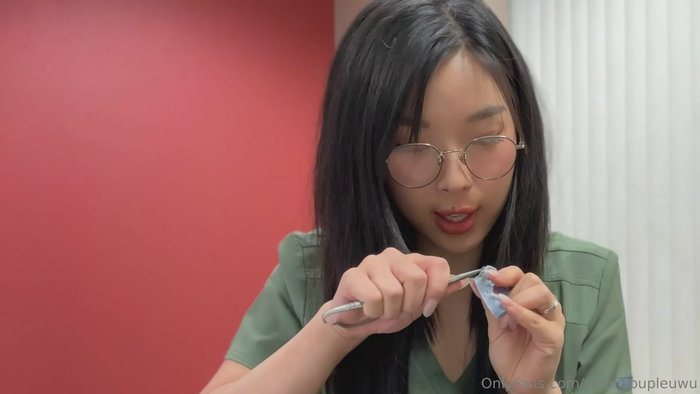 尝试多种性爱体位 Elle Lee Has Sex In Multiple Positions