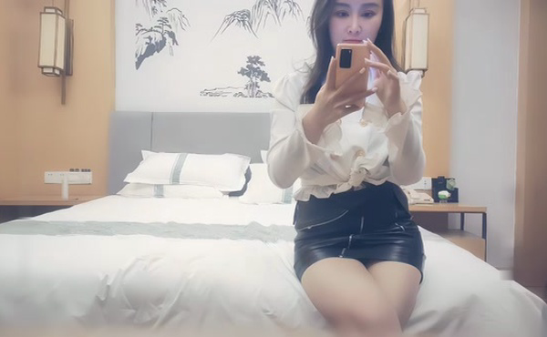 黑色皮短裙外围妹子,因为经济卡钱差点吵起来,逼毛修发型镜头前口交舔弄,双腿肩上扛猛操太厉害了妹子被操受不了
