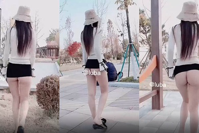 妹子在街上露屁股走街哦秀性感的屁股