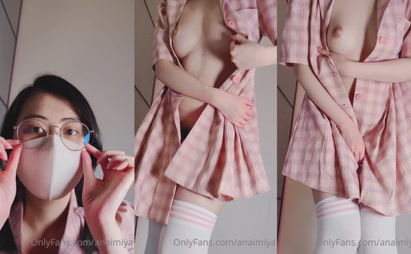 Anaimiya Gets Kinky And Shows Her Pussy