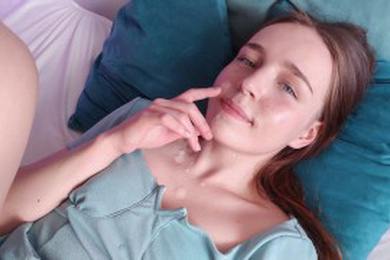 操了一个穿着裙子的女孩并射在她脸上