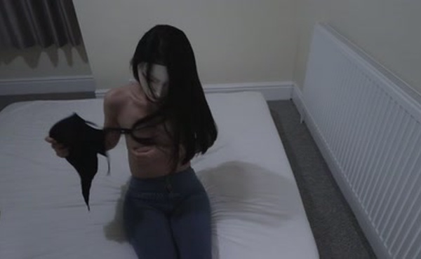 在公园里遇见一位美丽的残疾女孩,天呐,她竟然是处女_Sad Miss