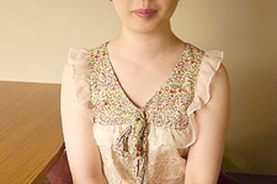 素人AV采访~平时担任营业员的白皙丰臀正妹~市井绫香