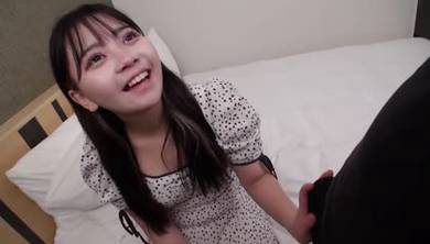 一名变态巨乳妹听说可以和大鸡巴做爱后出现在AV中。细川洋子