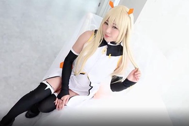 玛丽与所有支持她的当地偶像服装的人轮流做爱当然她还会用coplay角色来为他们服务