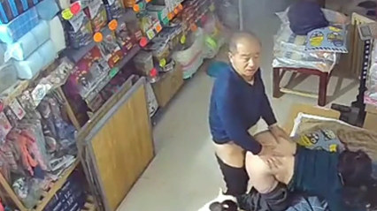 父女乱伦老爷子操闺女_真是禽兽不如的老家伙_家庭乱伦
