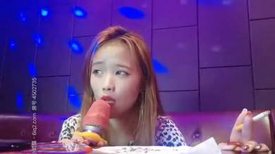 来到KTV和小哥哥唱歌在他面前自慰哥哥看见我忍不了让我帮他口爆和他啪啪