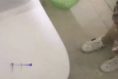小美女和男友逛街來興致約戰公廁激情啪啪大戰求刺激放到洗手臺上抽插猛操